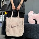 p110 立体标 【高品质】 耐克Nike托特包单肩包手拎包男女同款。 这款包包色系非常耐看，容量大内置多个夹层 可放置13寸笔记本。 旁边两侧收口拉链 拉开可