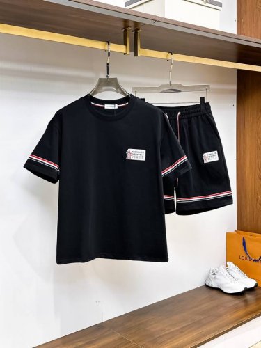 moncler蒙口 2025新款套装采用客供独家进口定制面料，面料表面非常有质感显而易见，上身透气轻薄十分舒适，细节处彰显设计特色与精湛工艺，整体细节美妙绝伦！
