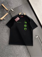 Guc 2025Ss春夏最新款圆领时尚短袖T恤，官网同步，专柜纯棉面料！贴肤舒适，耐看又好穿，经典简约Logo设计，原厂工艺一丝不苟，型男必备单品 码数S-Xl