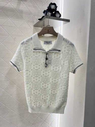 thom Brown*2025新品上架 针织翻领短袖 定制Yb羊毛纱线织造 透气舒适 弹力好穿 针织翻领半开襟上衣剪裁 通体利用钩针肌理交织 勾勒出圆形凹凸纹理