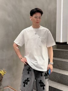 普拉达 2025春夏新款男女同款短袖T恤 定制专属纯棉面料 定制原版工艺螺纹 胸前重工字母Logo工艺设计 简约大方 从容百搭 档次极高 完美融入时尚还有风情感