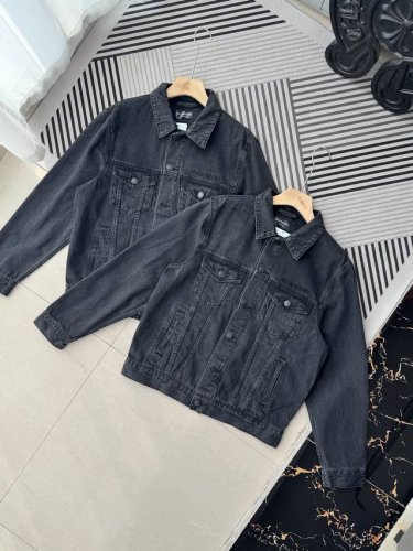 Balenciaga巴黎世家Qixi Crest男士牛仔夹克外套！ 巴黎世家牛仔衣件件经典，3D工艺牛仔外套酷得有点过分了，比伯同款，牛仔界的顶级天花板！ 品名