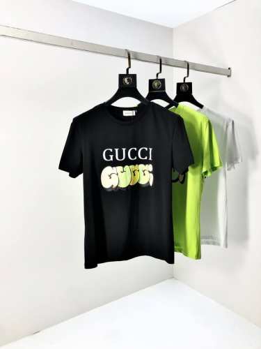 Gucci。2025春夏新品时尚圆领短袖高级定制百搭款式！更有实用感 任何人都可以轻松驾驭 采用丝光面料制作，奢华经典品牌Logo设计，1F非常显档次懂货的必须