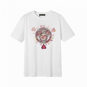 Versace 范思哲爱心美杜莎短袖T恤,简单的设计看起来特别大方 版型剪裁特别有讲究 上身很洋气显瘦内搭外穿都看高密针织圆领设计 平整简约 亲肤透爽 T恤面料