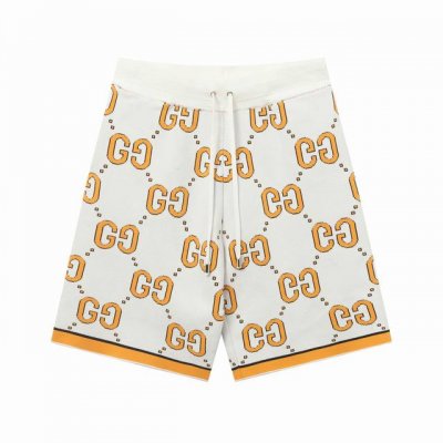 Gucci新品双G涂鸦满印针织短裤男女款 非常歪瑞的一款神仙短裤！ 品牌织带继续为整个设计注入典藏气息，品牌标识细节则尽展大胆不羁的现代风范。这款针织棉T恤匠心