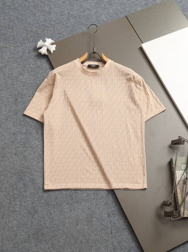 fendi 芬迪微宽版型Xs-L 新款独家限定 25年最新最顶级 华夫格提花绣字母Logo 精美重工艺 280克洗水面料T恤作为奢侈界的龙头，密扁机领成了其版型