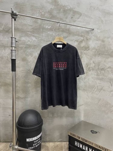 款号#S572 Maison Margiela 马吉拉25Ss 水洗字母印花Logot恤短袖 定制专属洗水纯棉面料，胸前印花字母 Logo设计整体给人浑然天成的