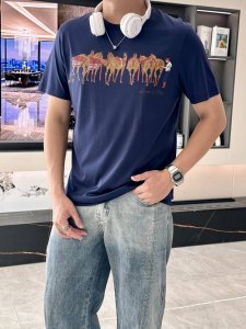 爱*仕 2025春夏最新赛马排列印花男士圆领T恤衫 胸前极具代表性的一排赛马图案 采用进口机数码印花工艺 全棉数码直喷技术 真正做到高保真清晰度 在视觉上呈现出
