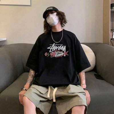stussy 斯图西25Ss美式高街复古锦鲤印花短袖T恤 -关于面料 采用定织300G重磅精梳双纱纯棉汗布 触感柔软细腻 具有良好的耐久性与舒适性 -印花工艺