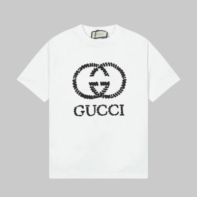 Gucci 古驰25Ss春夏新品印花圆领短袖T恤， 经典款饰互扣式双G超大造型印花。 定制240克同缸染面料 手感非常舒服 春夏最新砖柜同步 Os落肩版型 时尚