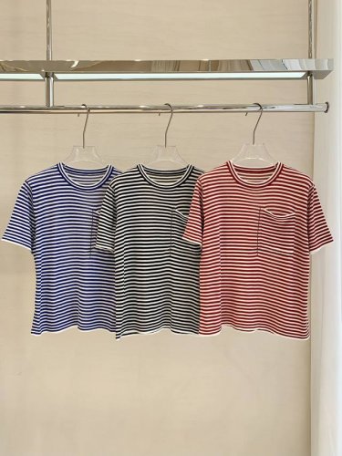 夏季新品圆领条纹镶珠休闲短袖T恤 面料：100%天丝 颜色：黑色 红色 蓝色 尺寸：S-M-L 条纹设计，简约又不失时尚感。舒适百搭，链条口袋点缀，增添细节感。