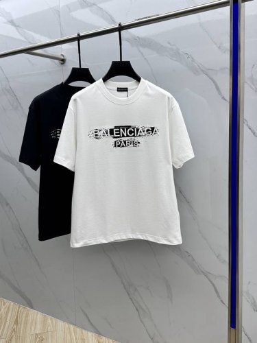 balenciaga 巴黎世家 2025Fw春夏新品圆领打底外穿T恤，立体感Logo微廓形半袖纯棉打底，手感面糯有骨感，柔而有韧性。工艺处理，韧性和抗皱性能得到