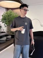 巴宝莉短袖系列 季度 2025春夏 颜色 黑色 白色 石墨灰 尺码: M-3Xl 克重 220克重 成份 100%纯棉 工艺 图案真空云朵贴布刺绣融入了Lv 家