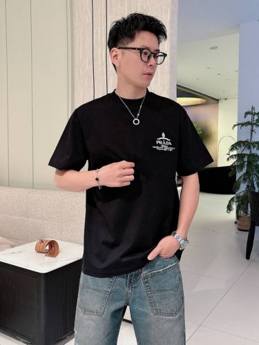 普拉达 2025春夏 最新款短袖T恤，原标 定制面料，手感柔软，穿着舒适，刺绣做工精细.上身效果无敌帅气， 码数 S-2Xl