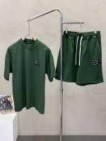 套。短袖 、短裤 。Dolce&Gabbana杜嘉班纳独家专供新款专柜同款春夏套装，高级感满满！细节精致高档，做工无可挑剔！进口面料 立体精致细腻。原版高端双面
