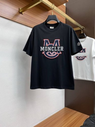 蒙口 M-3Xl Ss新工艺Logo高品质纯棉质阔版圆领男士短袖T恤，新季新推系列将标识巧妙融入设计，塑就一系列充满复古风情的运动风单品。在这款百搭T恤上，带着