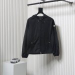 moncler 蒙口Mc 口袋轻薄防晒衣外套 采用轻盈尼龙面料制成，专为户外探险者设计，适合在温暖的天气穿着。连帽款式于胸前设有一个贴袋，灵感源自品牌的标志性设