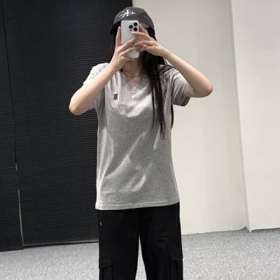 Bbr 短袖 字母刺绣 V 领浅灰色 上身展示 模特试穿 S 码 身高 162Cm 47Kg