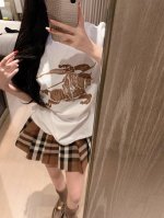 上新 Burberr* 巴宝莉 25春款印花T恤格子减龄百褶裙～～ 一套搭配超级好看 学院风足足滴～ 颜色：卡其 码数：Sml S码推荐： 80~ M码推荐：