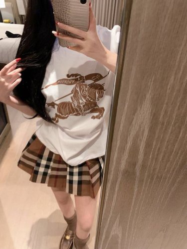 上新 Burberr* 巴宝莉 25春款印花T恤格子减龄百褶裙～～ 一套搭配超级好看 学院风足足滴～ 颜色：卡其 码数：Sml S码推荐： 80~ M码推荐：