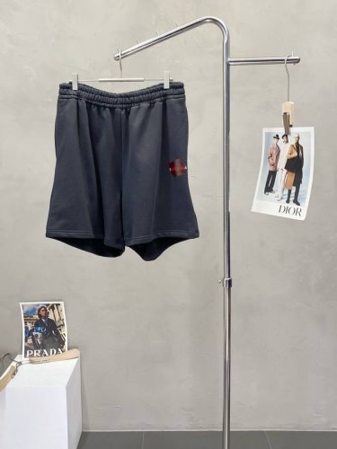 Balenciga巴黎世家独家专供新款春夏短裤高端版本！专柜定制面料 透气舒适度高，细节无可挑剔，品牌元素设计理念，体现高品质。手感细腻柔软！呈现休闲裁剪，上身