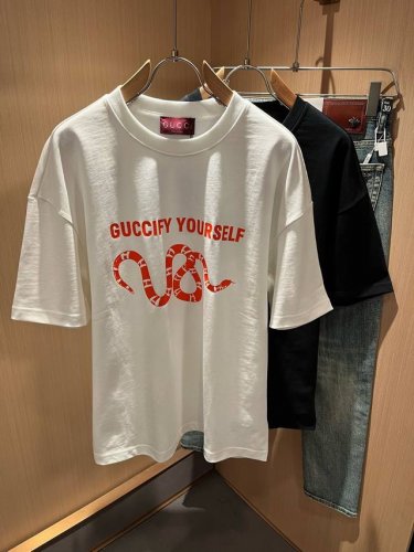 Gucc*古家 2025春夏新款男女同情侣款休闲宽松棉质圆领短袖T恤衫 贸易公司渠道稀出 同步官网发售 2025春夏最新系列 经典时尚设计元素 为全新系列注入满