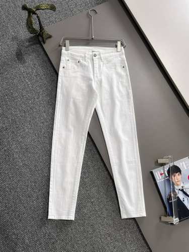 迪奥2025四季款新品刺绣口袋修身牛仔裤长裤，采用进口客供日本Denim平纹棉质牛仔面料梭织生产，三标齐全，简约不失大气，柔软细腻舒适，上身百搭时尚 颜色：黑色