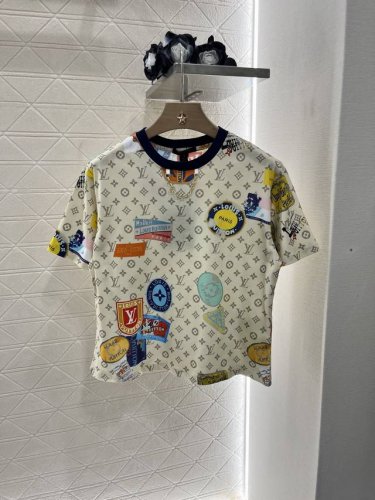 louis Vuitto*2025新品上架 徽章印花 定制Yb丝光全棉材质 质感光泽 透气舒适 短款T恤裁剪 凸显品牌格调 采用克重纯棉制成 略带有弹力 呈现显