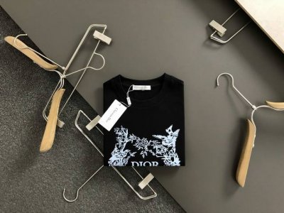 dior 迪奥 25Ss夏季新款圆领短袖T恤！270克重磅高端纯棉面料，手感质感都极完美！修身裁剪设计干净利落！时尚又好看！走线做工非常精致！版型效果超赞！而且