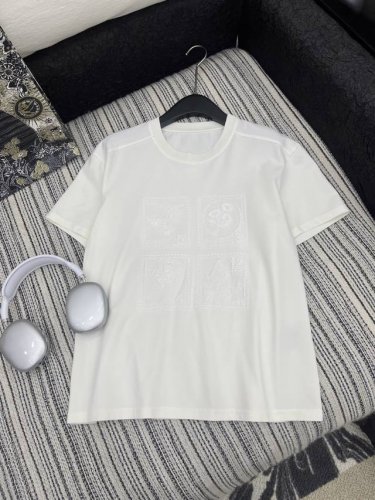 爆款现货 原单品质 设计师*｜25弹力同色绣短袖T恤 高级单品 精致版型上身巨显瘦！ 定制高品质面料 简约百搭 时髦精必备单品解锁所有穿搭！ 认准我家品质！经典