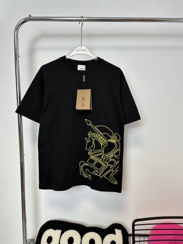 款号 Hmy142# 巴宝莉 Burberry 战马镂空绣花情侣款短袖T恤 正儿八经280克纯棉双砂面料 所有面料均已提前做过缩水 品质第一 所见即所得 不会洗