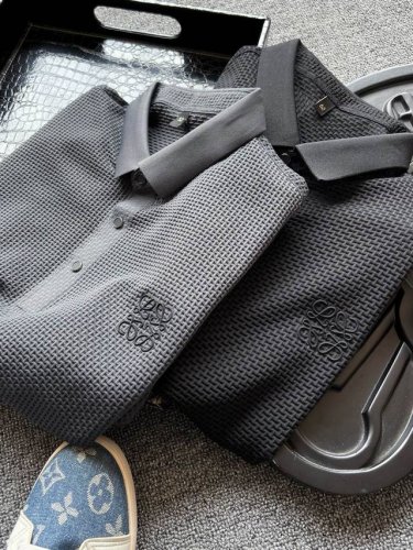 专柜顶级无痕 人气爆款 Loewe 罗意威专柜新品无痕锦氨短袖polo衫 恒隆在售万元级 款号 2382 罗意威家今年最新研发冰氧液氨锦氨棉面料 表层做了3D高