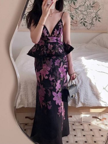 黑紫花卉吊带长裙，浪漫满溢。深V与荷叶边设计，勾勒曼妙身姿，于光影间诉说优雅。