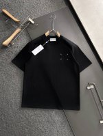 Mm6 2025Ss春夏最新款圆领时尚短袖T恤，官网同步，专柜纯棉面料！贴肤舒适，耐看又好穿，经典简约Logo设计，原厂工艺一丝不苟，型男必备单品 码数S-Xx
