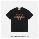 gucci 古驰 25Ss 红绿腰带蝴蝶结印花短袖 面料采用230克重精梳棉 定制32支1*1螺纹 成衣两遍水洗处理 面料舒适亲肤无异感 定制定染面料 纺织密度