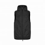 Moncler 蒙口 反光印花连帽马甲 采用20D超轻尼龙面料制成，经防污防水抗撕裂复合工艺处理，表面呈现独特的丝绸光泽触感，搭配尼龙衬里，形成0.7Kg超轻量