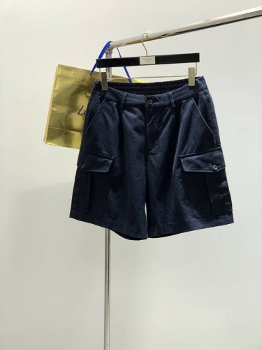 lp 男款棉麻混纺意式老钱风松紧腰多口袋工装短裤 关于款式及设计： 精致工艺、高级质感、经典单品，这些都是意式穿搭的关键词，也是Lp骨子里的“老钱”腔调，以Lp