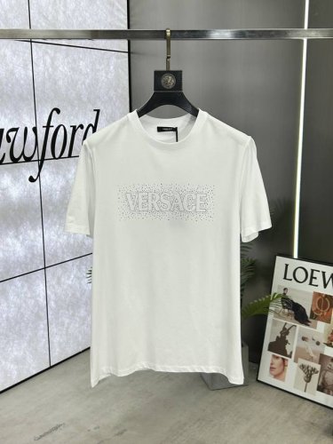 versace 范思哲 25Ss春夏新品水晶钻圆领短袖T恤，正面缀饰有进口澳钻品牌标识设计，打造男士基本款单品，为男士衣橱注入新意。采用80支双股丝光棉面料制成