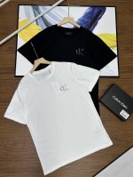 一盒两件装！可情侣男女同款柜子同步更新 高版本！Ck春夏新品Calvin Klein男士短袖T恤 专柜特供限定二件装礼盒。圆领T恤是一款时尚的主打单品，采用经典