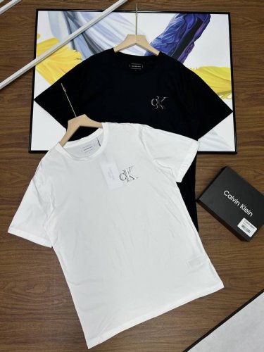 一盒两件装！可情侣男女同款柜子同步更新 高版本！Ck春夏新品Calvin Klein男士短袖T恤 专柜特供限定二件装礼盒。圆领T恤是一款时尚的主打单品，采用经典