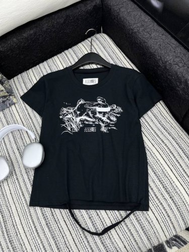 爆款现货 原单品质 Mm6*｜2025新品T恤 巨好看的一款单品，胸口订制撞色印花 下摆大破洞毛边设计 减龄柔美 一件成衣工艺繁琐耗时 呈现品质单品 上身洋气时