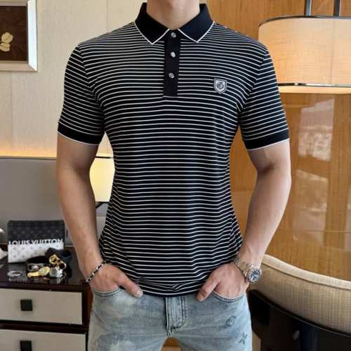 Lp诺悠- 2025Ss蛇年春夏新款polo领短袖系列。精选优质双丝光棉面料，时尚大牌元素Logo设计，上身版型超赞，面料细腻舒适透气，随意搭配都超级好看时尚型