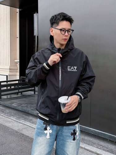 阿玛尼 官网同款，三标齐全同步发售！2025春季新款男士夹克外套，专柜Logo高品质原单三标齐全高端版本！专柜定制面料 透气舒适度高，细节无可挑剔，品牌元素设计