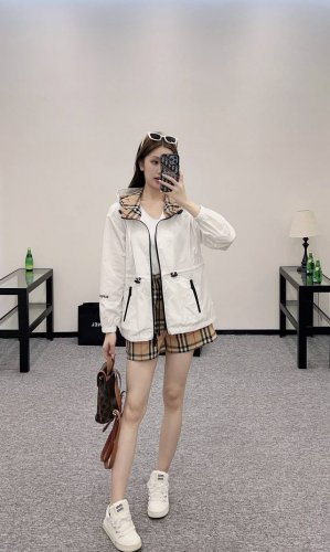burbe*新品上架 连帽外套格纹短裤套装 定制Yb进口防风防水尼龙材质 质感高级 立体有型 连帽抽绳双向拉链外套 廓形配合腰间抽绳 袖口附近的字母徽标 搭配同