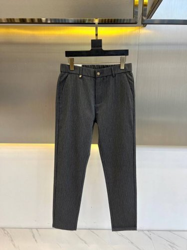 巴宝莉 25春夏新品商务休闲西裤挽脚九分裤 精仿面料 黄金比例的材质混纺 面料高密且精细 质地挺阔细腻 具备良好的免烫抗皱特性 高贵的感受上手便一目了然 腰间织