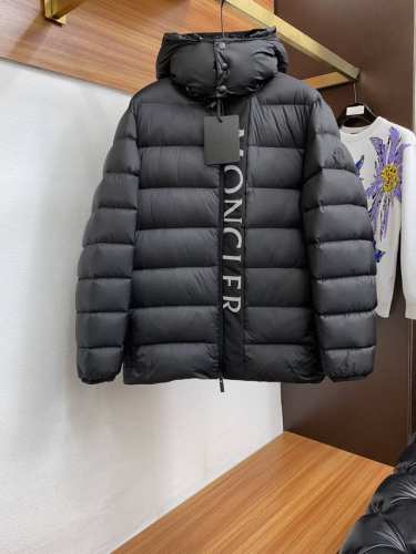 蒙口 爆款高版本。鹅绒，秋冬新款羽绒服 原版1:1订制五金配件全进口原版定制 欢迎专柜对比 绝对的高品质 采用顶级90白鹅绒 超柔软 充羽量蓬松饱满 超级重工