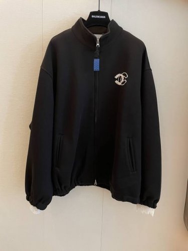 cc Vintage新款套裙 休闲与甜美的碰撞 宽松长袖卫衣搭配蕾丝半裙 演绎慵懒与精致的混搭风 卫衣的休闲感与蕾丝的柔美完美平衡 既舒适又不失女人味 搭配小白