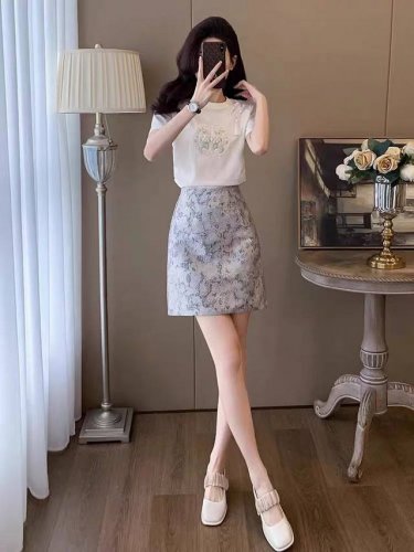 码数：S-M-L-Xl-Xxl 颜色：白色~灰色 面料：棉~聚酯纤维 描述： 新中式风气质刺绣短袖上衣，时尚个性潮流穿搭 简洁抽褶衣身设计，短款贴身版型，隐藏赘