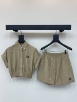 miumi* 25春夏新款翻领松紧腰卡其短袖衬衣+松紧腰短裤套装！经典卡其色调，散发着随性与优雅的气息。利落的翻领设计，增添干练气质；别致的袖口处理，尽显独特巧