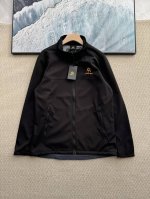 Kailas 凯乐石25Ss春季新款刺绣立领软壳防风防水夹克外套！ 客供面料，手感软糯无比，直接接触皮肤都没问题！ 这个真是帅翻了，效果无敌！ 防风防水，加量不